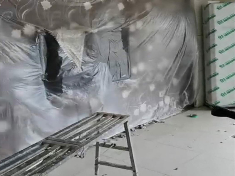 客廳地磚拆除翻新:首先我們應(yīng)查看原有磚的現(xiàn)狀，若出現(xiàn)局部破損、出現(xiàn)多處發(fā)出咚咚聲或掉落、嚴(yán)重污跡，針對(duì)這樣的情況我們必須拆除更換，因?yàn)楹?jiǎn)單的去修補(bǔ)達(dá)不到好的效果了，因?yàn)槿绻阒幌霌Q其中的幾塊磚，很難選到顏色、型號(hào)和款式一致的地磚。