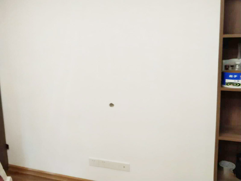 電視背景墻裝修：首先需要量背景墻的尺寸，然后記錄下來，可以去網(wǎng)上或者實體店購買墻布。要注意尺寸要留有余地，才能進(jìn)行處理。要對貼墻布的墻面先進(jìn)行處理，墻面如果是剛做好的水泥漆，干了就可以操作。如果是普通的墻面，需要先做基膜。把購買來的墻布展開，然后站到梯椅上，把墻布對角貼上去。要注意張貼的平整，不能一邊高一邊低。用手按壓住墻布，然后用刮片把墻布刮平。刮角落的時候，要注意用力刮平，不要有褶皺或者翹角。墻布刮好后，要用鋒利的刀片，進(jìn)行修邊處理，電線孔也要用刀片割開。修邊好后，也要用刮片再刮一遍。裁剪邊框的墻紙，按照同樣步驟張貼。張貼好后，用布擦一下，防止膠水沾住。查看張貼效果，關(guān)上窗戶。