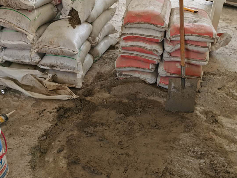 客廳瓷磚鋪貼:鋪貼前，先將所鋪平面表面的塵土、雜物等徹底清掃干凈，平面不能有空鼓、開裂和起砂等現(xiàn)象，如果存在這些現(xiàn)象，要先進(jìn)行修復(fù)處理，在鋪設(shè)瓷磚。鋪設(shè)地磚施工前，要先在地面彈出十字線，從而控制地磚分隔尺寸。然后要選用1:3干硬性水泥砂漿，砂漿的厚度要在25mm左右。把瓷磚按照要求放在水泥砂漿上，用橡皮錘輕輕敲擊瓷磚的表面，直至瓷磚鋪貼平整。鋪貼完瓷磚后，要進(jìn)行勾縫處理，先清理干凈瓷磚縫隙里的雜質(zhì)，再用專用填縫劑進(jìn)行勾縫處理。