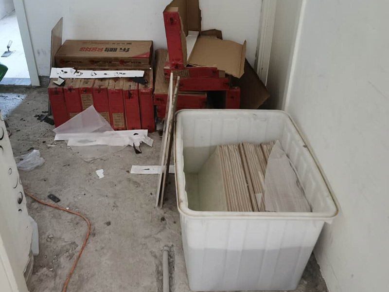 客廳瓷磚鋪貼:鋪貼前，先將所鋪平面表面的塵土、雜物等徹底清掃干凈，平面不能有空鼓、開裂和起砂等現(xiàn)象，如果存在這些現(xiàn)象，要先進(jìn)行修復(fù)處理，在鋪設(shè)瓷磚。鋪設(shè)地磚施工前，要先在地面彈出十字線，從而控制地磚分隔尺寸。然后要選用1:3干硬性水泥砂漿，砂漿的厚度要在25mm左右。把瓷磚按照要求放在水泥砂漿上，用橡皮錘輕輕敲擊瓷磚的表面，直至瓷磚鋪貼平整。鋪貼完瓷磚后，要進(jìn)行勾縫處理，先清理干凈瓷磚縫隙里的雜質(zhì)，再用專用填縫劑進(jìn)行勾縫處理。