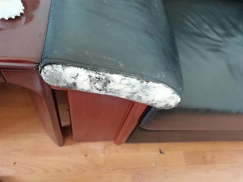 沙發(fā)修補磨損掉皮：首先先把它清算干凈，找出一塊與原沙發(fā)相似的無紡布，然后用膠水貼在底部。再用修補膏進行填充，一般來講是需要兩、三次才能填平，而且每一次填平一次都需要干燥半小時擺布，填平后需要做紋路。 破損沒有掉皮，先將沙發(fā)清洗干凈，可以用皮革清洗劑，找出一塊與原沙發(fā)相似的無紡布，然后用膠水貼在底部。與完整破損不一樣，它只需填平一次就夠，而且不需要做紋路。