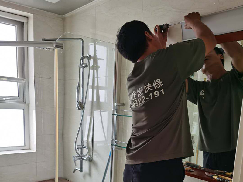 衛(wèi)生間拆除重裝：拆卸衛(wèi)生間用具，如洗手盆、鏡面、掛鉤、熱水器等，最后拆下天花板。根據(jù)施工隊伍的施工習(xí)慣，可以在磚塊敲擊所有墻壁之前均勻地移除衛(wèi)生間固定裝置，或者可以將磚塊穿插在磚塊中。 并非所有的衛(wèi)生器具都需要立即拆卸，并且在敲擊磚塊后留下馬桶的拆卸。為了避免在敲擊磚時掉落的瓷磚，排水管損壞，或者掉入排水管中導(dǎo)致結(jié)垢。但是，如果您需要保留馬桶，可以在施工前使用木板或堅固的材料，并將其放在馬桶上以防止瓷磚掉落。 拆除衛(wèi)生間用具后，應(yīng)將外露的電線芯用絕緣膠帶捆扎，以免造成安全隱患，導(dǎo)致施工人員受到電擊傷害，或電池芯可能被水短路。