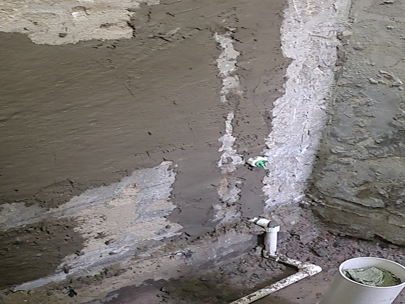 管道開槽安裝墻面找平：開槽必須十分規(guī)整，管路開槽按要求必須是平行線與垂直線，槽的深度需要控制在4厘米，線槽開好后施工負(fù)責(zé)人記好開槽管路尺寸、位置，方便以后潔具安裝時知道管路的位置。
開槽不能亂開，不是所有墻都能開槽，有些業(yè)主入住不到一年，房屋墻體就出現(xiàn)了裂縫，就是因為胡亂開槽，所以一定要按照圖紙先彈線。