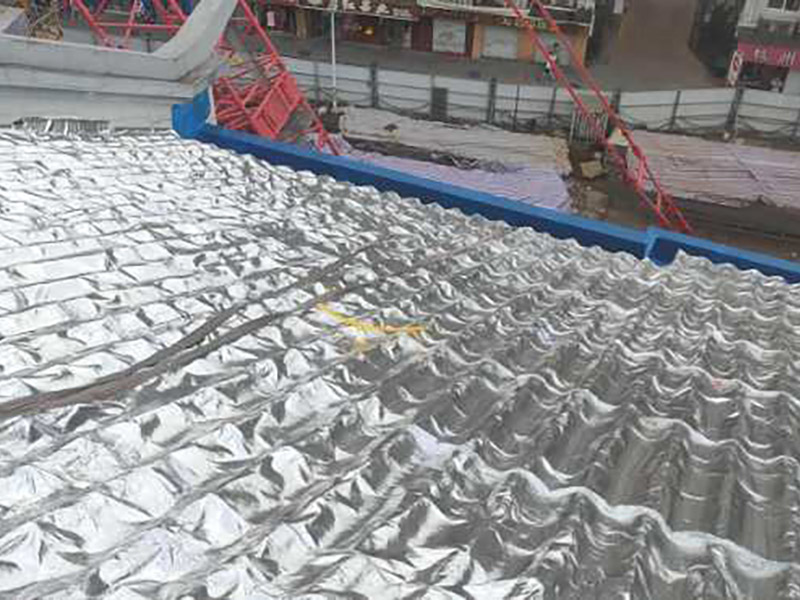 屋面防水處理：首先，用水泥砂漿找平，同時做好防水層和保護(hù)層，然后，檢查基層處理并進(jìn)行清理，要求不能有任何雜質(zhì)，且屋面必須保持干燥，否則會直接影響防水效果，最后，根據(jù)當(dāng)天的施工量配置相應(yīng)的瀝青，并參照從高到低、從遠(yuǎn)到近的順序，開始鋪貼屋面防水卷材。