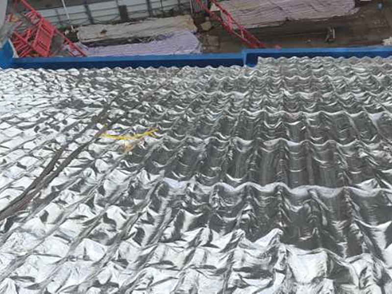 屋面防水處理：首先，用水泥砂漿找平，同時做好防水層和保護(hù)層，然后，檢查基層處理并進(jìn)行清理，要求不能有任何雜質(zhì)，且屋面必須保持干燥，否則會直接影響防水效果，最后，根據(jù)當(dāng)天的施工量配置相應(yīng)的瀝青，并參照從高到低、從遠(yuǎn)到近的順序，開始鋪貼屋面防水卷材。