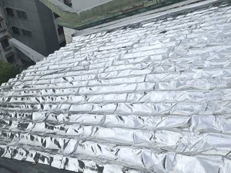 屋面防水處理：首先，用水泥砂漿找平，同時做好防水層和保護(hù)層，然后，檢查基層處理并進(jìn)行清理，要求不能有任何雜質(zhì)，且屋面必須保持干燥，否則會直接影響防水效果，最后，根據(jù)當(dāng)天的施工量配置相應(yīng)的瀝青，并參照從高到低、從遠(yuǎn)到近的順序，開始鋪貼屋面防水卷材。