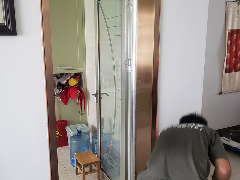 不銹鋼門套安裝：1、檢查門洞口的陰角是否都成方形，各門洞口的上沿是否在一條水平線上，從基準(zhǔn)線上測(cè)量各門口的上沿水平線，用大芯板做襯板釘在門洞內(nèi)，裝襯板一般直接釘在墻上，如果縫隙較大，可做支架，用大芯板將縫隙塞滿，或先打好木楔用水泥砂漿做好，待水泥干后，再裝襯板，如果縫隙小時(shí)，可用水泥砂漿或石膏粉堵縫;縫隙大時(shí)，不能先安裝大芯板，然后用水泥填滿門與墻的空洞。 2、裝橫向的襯板，然后裝豎向的襯板，需要先進(jìn)行試釘，等到襯板平直后，側(cè)面與墻面平齊，用釘子釘死并將釘帽沖入大芯板內(nèi)。 3、重新校正門套，校正好的門套下面要用等寬的木條頂住，防止變形。一般門套立好后不急于貼飾面板，主要是利于成品保護(hù)。按照門套施工工序的要求，裝貼飾面板時(shí)，依舊需要校正門套。