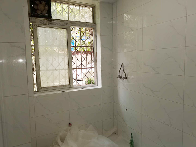 廚房櫥柜安裝維修：吊柜顧名思義是吊起來的柜子，一般是通過固定件，將吊柜固定到墻面上。吊柜安裝必須確保安全，保證柜體在后期使用中不會掉下來。下面來看看是怎么將吊柜固定到墻面上的。吊柜板塊在連接過程中，還需適時(shí)安裝上吊碼。吊碼是實(shí)現(xiàn)吊柜與墻面連接的最重要的五金件。將吊柜的吊碼扣到前面提到的吊片上，然后用工具緊固螺絲釘，這樣吊柜就簡單的與墻面連接固定住了。 地柜安裝相較于吊柜來說，應(yīng)該相對容易和省力一點(diǎn)。因?yàn)榈毓癫恍柙趬γ驺@孔固定，而只需組裝好之后，將之?dāng)[放到合適的位置。安裝前，需要將相應(yīng)部位清掃干凈，以免后期安裝放置好之后，留下清潔死角。如果櫥柜柜體不直接接觸地面，而是通過地腳連接地面。那么在地柜柜體組裝好之后，翻轉(zhuǎn)過來，底板上已經(jīng)預(yù)先打了安裝孔，將地腳配件套上去，然后用螺絲釘固定住，最后將地腳桿擰緊。