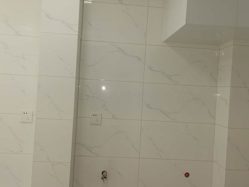 廚房櫥柜安裝維修：吊柜顧名思義是吊起來的柜子，一般是通過固定件，將吊柜固定到墻面上。吊柜安裝必須確保安全，保證柜體在后期使用中不會掉下來。下面來看看是怎么將吊柜固定到墻面上的。吊柜板塊在連接過程中，還需適時(shí)安裝上吊碼。吊碼是實(shí)現(xiàn)吊柜與墻面連接的最重要的五金件。將吊柜的吊碼扣到前面提到的吊片上，然后用工具緊固螺絲釘，這樣吊柜就簡單的與墻面連接固定住了。 地柜安裝相較于吊柜來說，應(yīng)該相對容易和省力一點(diǎn)。因?yàn)榈毓癫恍柙趬γ驺@孔固定，而只需組裝好之后，將之?dāng)[放到合適的位置。安裝前，需要將相應(yīng)部位清掃干凈，以免后期安裝放置好之后，留下清潔死角。如果櫥柜柜體不直接接觸地面，而是通過地腳連接地面。那么在地柜柜體組裝好之后，翻轉(zhuǎn)過來，底板上已經(jīng)預(yù)先打了安裝孔，將地腳配件套上去，然后用螺絲釘固定住，最后將地腳桿擰緊。