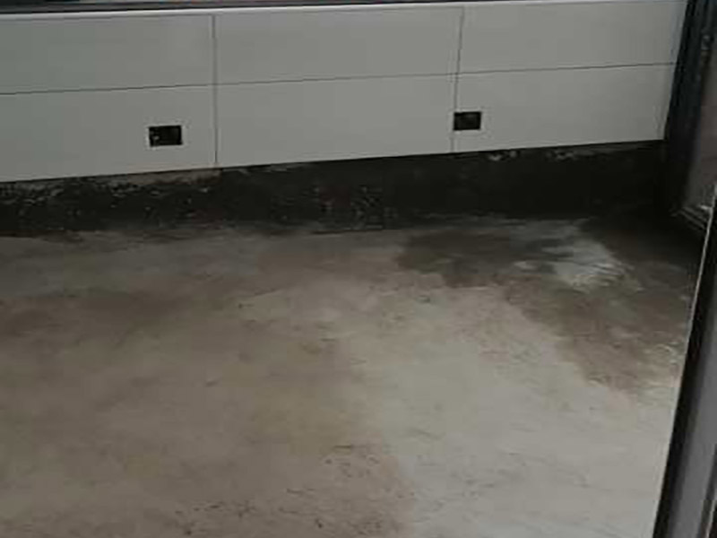 廚房地面防水找平：一般的地面都是不平整的，所以做防水前要先將廚房基面修復好，特別是陰陽角區(qū)域要多注意一些，凹凸不平要找平好?？梢杂苗P子把凸起水泥渣子和雜物鏟掉，凹進去的地方要進行修補、抹平，有裂縫或滲水也需要堵漏修復等。地面修復好后，還要確?；鏇]有任何的灰塵、顆粒和垃圾等等，所以在施工前可以先用水去做清潔，只要濕潤表面即可，不能出現(xiàn)明水。 先做地面的防水，所以先將地面防水涂料調(diào)配好。按一定的比例把防水涂料倒進塑料桶里，先倒入涂料乳液，然后再倒入粉料，用攪拌器將兩者攪拌均勻，呈無顆粒狀態(tài)后靜置三分鐘，消除小氣泡后即可使用。就可以開始涂刷防水漿料了，先要對一些特殊的區(qū)域進行小范圍重點刷涂，特別是地漏、管道周圍、墻面轉(zhuǎn)角處。其然后他地區(qū)可以大面積涂刷第一遍，毛刷浸濕后粘取涂料，往一個方向刷，其涂膜厚度在1mm以內(nèi)，這樣容易干燥，也不易鼓泡、開裂。干燥后就可以用十字交錯方向涂刷第二遍了，避免漏刷，第二天就可以進行閉水試驗。