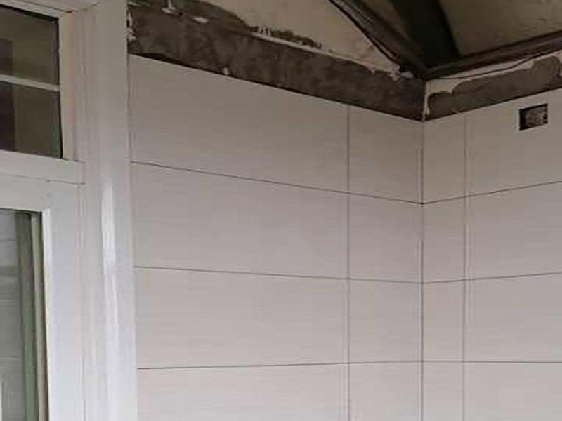 廚房地面防水找平：一般的地面都是不平整的，所以做防水前要先將廚房基面修復好，特別是陰陽角區(qū)域要多注意一些，凹凸不平要找平好?？梢杂苗P子把凸起水泥渣子和雜物鏟掉，凹進去的地方要進行修補、抹平，有裂縫或滲水也需要堵漏修復等。地面修復好后，還要確保基面沒有任何的灰塵、顆粒和垃圾等等，所以在施工前可以先用水去做清潔，只要濕潤表面即可，不能出現(xiàn)明水。 先做地面的防水，所以先將地面防水涂料調(diào)配好。按一定的比例把防水涂料倒進塑料桶里，先倒入涂料乳液，然后再倒入粉料，用攪拌器將兩者攪拌均勻，呈無顆粒狀態(tài)后靜置三分鐘，消除小氣泡后即可使用。就可以開始涂刷防水漿料了，先要對一些特殊的區(qū)域進行小范圍重點刷涂，特別是地漏、管道周圍、墻面轉(zhuǎn)角處。其然后他地區(qū)可以大面積涂刷第一遍，毛刷浸濕后粘取涂料，往一個方向刷，其涂膜厚度在1mm以內(nèi)，這樣容易干燥，也不易鼓泡、開裂。干燥后就可以用十字交錯方向涂刷第二遍了，避免漏刷，第二天就可以進行閉水試驗。