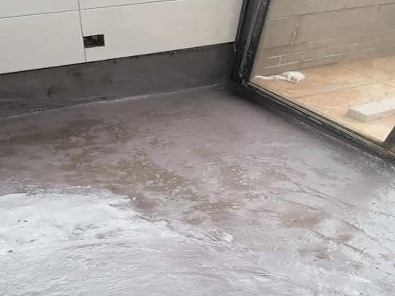 廚房地面防水找平：一般的地面都是不平整的，所以做防水前要先將廚房基面修復好，特別是陰陽角區(qū)域要多注意一些，凹凸不平要找平好?？梢杂苗P子把凸起水泥渣子和雜物鏟掉，凹進去的地方要進行修補、抹平，有裂縫或滲水也需要堵漏修復等。地面修復好后，還要確?；鏇]有任何的灰塵、顆粒和垃圾等等，所以在施工前可以先用水去做清潔，只要濕潤表面即可，不能出現(xiàn)明水。 先做地面的防水，所以先將地面防水涂料調(diào)配好。按一定的比例把防水涂料倒進塑料桶里，先倒入涂料乳液，然后再倒入粉料，用攪拌器將兩者攪拌均勻，呈無顆粒狀態(tài)后靜置三分鐘，消除小氣泡后即可使用。就可以開始涂刷防水漿料了，先要對一些特殊的區(qū)域進行小范圍重點刷涂，特別是地漏、管道周圍、墻面轉(zhuǎn)角處。其然后他地區(qū)可以大面積涂刷第一遍，毛刷浸濕后粘取涂料，往一個方向刷，其涂膜厚度在1mm以內(nèi)，這樣容易干燥，也不易鼓泡、開裂。干燥后就可以用十字交錯方向涂刷第二遍了，避免漏刷，第二天就可以進行閉水試驗。