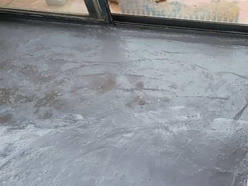 廚房地面防水找平：一般的地面都是不平整的，所以做防水前要先將廚房基面修復好，特別是陰陽角區(qū)域要多注意一些，凹凸不平要找平好?？梢杂苗P子把凸起水泥渣子和雜物鏟掉，凹進去的地方要進行修補、抹平，有裂縫或滲水也需要堵漏修復等。地面修復好后，還要確?；鏇]有任何的灰塵、顆粒和垃圾等等，所以在施工前可以先用水去做清潔，只要濕潤表面即可，不能出現(xiàn)明水。 先做地面的防水，所以先將地面防水涂料調(diào)配好。按一定的比例把防水涂料倒進塑料桶里，先倒入涂料乳液，然后再倒入粉料，用攪拌器將兩者攪拌均勻，呈無顆粒狀態(tài)后靜置三分鐘，消除小氣泡后即可使用。就可以開始涂刷防水漿料了，先要對一些特殊的區(qū)域進行小范圍重點刷涂，特別是地漏、管道周圍、墻面轉(zhuǎn)角處。其然后他地區(qū)可以大面積涂刷第一遍，毛刷浸濕后粘取涂料，往一個方向刷，其涂膜厚度在1mm以內(nèi)，這樣容易干燥，也不易鼓泡、開裂。干燥后就可以用十字交錯方向涂刷第二遍了，避免漏刷，第二天就可以進行閉水試驗。