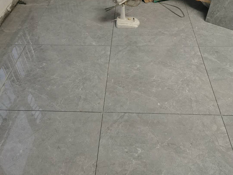 地磚墻磚鋪貼方案：在鋪貼墻磚之前，需要對(duì)其進(jìn)行基層處理。先將基層表面的灰塵和污漬清理干凈，然后在將其表面的膩?zhàn)訉雍屯苛蠈尤コ蓛?。同時(shí)，還應(yīng)對(duì)基層的平整度進(jìn)行檢查，如果基層不平，則還需要用水泥砂漿找平，否則會(huì)影響墻磚的鋪貼效果?；鶎忧謇砀蓛艉螅€不能直接鋪設(shè)墻磚，而是要先在墻體四周用墨線彈出幾條標(biāo)高控制線，并在地面彈出十字線，控制好每塊地磚的尺寸。調(diào)制好粘結(jié)劑之后，就可以開始準(zhǔn)備鋪貼墻磚了。在鋪貼前，要對(duì)墻磚產(chǎn)品表面的灰塵和污垢進(jìn)行清理。處理干凈后，便可將事先配置好的漿料涂抹在瓷磚背面，注意在涂抹漿料的時(shí)候要涂的均勻和飽滿。將涂抹了漿料的墻磚按照之前預(yù)鋪的花紋樣式進(jìn)行鋪貼，鋪貼平整之后，再用橡膠錘子將其拍平鋪實(shí)，增強(qiáng)其穩(wěn)定性。同時(shí)，在這個(gè)過程中，還可稍微的轉(zhuǎn)動(dòng)一下墻磚，讓瓷磚背面與漿料充分接觸，緊密融合。