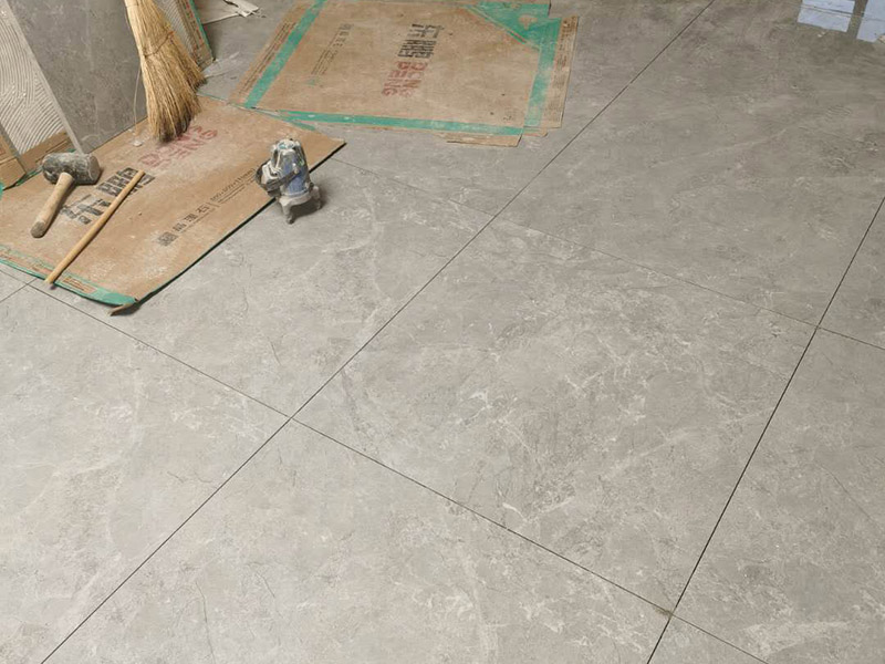 地磚墻磚鋪貼方案：在鋪貼墻磚之前，需要對(duì)其進(jìn)行基層處理。先將基層表面的灰塵和污漬清理干凈，然后在將其表面的膩?zhàn)訉雍屯苛蠈尤コ蓛簟Ｍ瑫r(shí)，還應(yīng)對(duì)基層的平整度進(jìn)行檢查，如果基層不平，則還需要用水泥砂漿找平，否則會(huì)影響墻磚的鋪貼效果。基層清理干凈后，還不能直接鋪設(shè)墻磚，而是要先在墻體四周用墨線彈出幾條標(biāo)高控制線，并在地面彈出十字線，控制好每塊地磚的尺寸。調(diào)制好粘結(jié)劑之后，就可以開始準(zhǔn)備鋪貼墻磚了。在鋪貼前，要對(duì)墻磚產(chǎn)品表面的灰塵和污垢進(jìn)行清理。處理干凈后，便可將事先配置好的漿料涂抹在瓷磚背面，注意在涂抹漿料的時(shí)候要涂的均勻和飽滿。將涂抹了漿料的墻磚按照之前預(yù)鋪的花紋樣式進(jìn)行鋪貼，鋪貼平整之后，再用橡膠錘子將其拍平鋪實(shí)，增強(qiáng)其穩(wěn)定性。同時(shí)，在這個(gè)過程中，還可稍微的轉(zhuǎn)動(dòng)一下墻磚，讓瓷磚背面與漿料充分接觸，緊密融合。