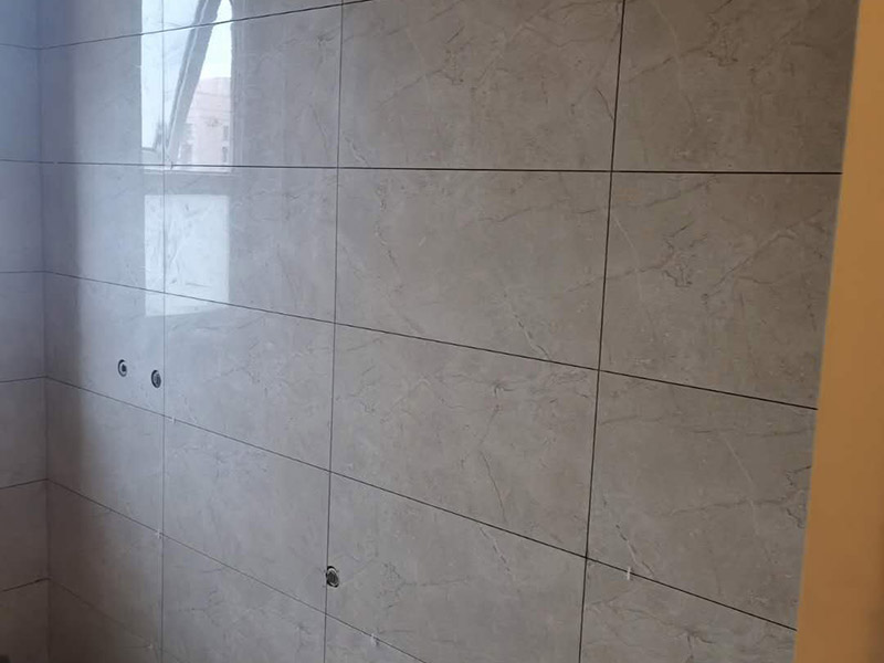 地磚墻磚鋪貼方案：在鋪貼墻磚之前，需要對(duì)其進(jìn)行基層處理。先將基層表面的灰塵和污漬清理干凈，然后在將其表面的膩?zhàn)訉雍屯苛蠈尤コ蓛?。同時(shí)，還應(yīng)對(duì)基層的平整度進(jìn)行檢查，如果基層不平，則還需要用水泥砂漿找平，否則會(huì)影響墻磚的鋪貼效果?；鶎忧謇砀蓛艉?，還不能直接鋪設(shè)墻磚，而是要先在墻體四周用墨線彈出幾條標(biāo)高控制線，并在地面彈出十字線，控制好每塊地磚的尺寸。調(diào)制好粘結(jié)劑之后，就可以開始準(zhǔn)備鋪貼墻磚了。在鋪貼前，要對(duì)墻磚產(chǎn)品表面的灰塵和污垢進(jìn)行清理。處理干凈后，便可將事先配置好的漿料涂抹在瓷磚背面，注意在涂抹漿料的時(shí)候要涂的均勻和飽滿。將涂抹了漿料的墻磚按照之前預(yù)鋪的花紋樣式進(jìn)行鋪貼，鋪貼平整之后，再用橡膠錘子將其拍平鋪實(shí)，增強(qiáng)其穩(wěn)定性。同時(shí)，在這個(gè)過程中，還可稍微的轉(zhuǎn)動(dòng)一下墻磚，讓瓷磚背面與漿料充分接觸，緊密融合。