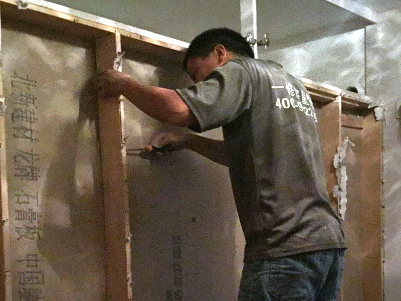 柜體拆除裝修：理拆除，別蠻干，最大限度的降低因彌補(bǔ)拆除所造成的投資增加問題；地面剔鑿工具避免垂直敲擊樓板，會對樓板造成傷害。 做好成品保護(hù)，包括需要保留的隔墻、管道、電箱、水電氣表、外窗、地漏、下水管等；有必要對以上成品進(jìn)行包裹或綁扎；墻面鏟除要徹底，但不能拆壞主體墻；