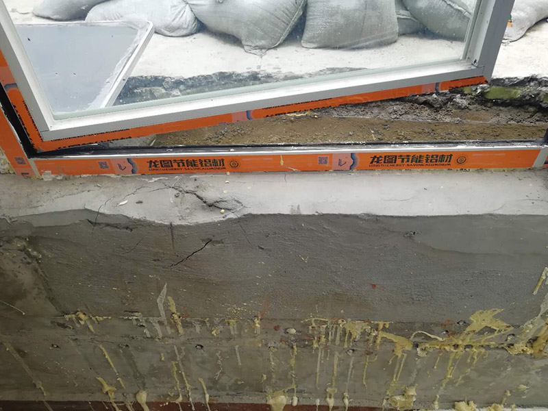 窗戶安裝墻面防水：在室內(nèi)的話，一般是不做防水處理的，因為，如果外面漏水的話，在里面在防水的效果不會太理想的。但從防潮的角度來看，室內(nèi)做防水處理還是有好處的，要打玻璃膠或在外面做防水，那么防水效果會更好。 1.清理窗框周邊，查找滲漏縫隙，分析滲漏原因。 2.對于墻體內(nèi)部存在空穴的部位，根據(jù)具體情況考慮化學灌漿或填充其它彈性防水材料。     3.清理縫隙表面，其表面不應有油污，浮塵等隔離物。  4.在窗框周邊縫隙內(nèi)嵌填彈性密封材料。   5.試水檢驗防水效果。