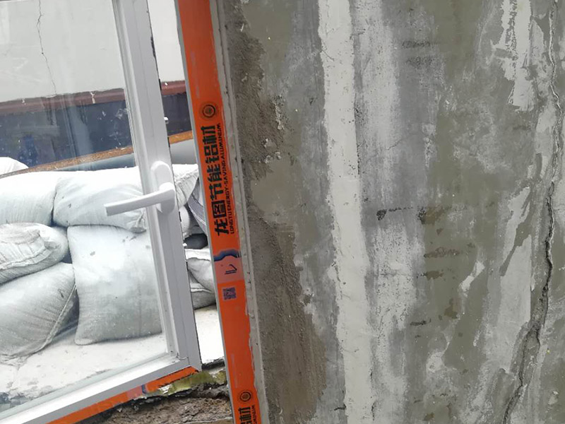 窗戶安裝墻面防水：在室內(nèi)的話，一般是不做防水處理的，因為，如果外面漏水的話，在里面在防水的效果不會太理想的。但從防潮的角度來看，室內(nèi)做防水處理還是有好處的，要打玻璃膠或在外面做防水，那么防水效果會更好。 1.清理窗框周邊，查找滲漏縫隙，分析滲漏原因。 2.對于墻體內(nèi)部存在空穴的部位，根據(jù)具體情況考慮化學灌漿或填充其它彈性防水材料。     3.清理縫隙表面，其表面不應有油污，浮塵等隔離物。  4.在窗框周邊縫隙內(nèi)嵌填彈性密封材料。   5.試水檢驗防水效果。