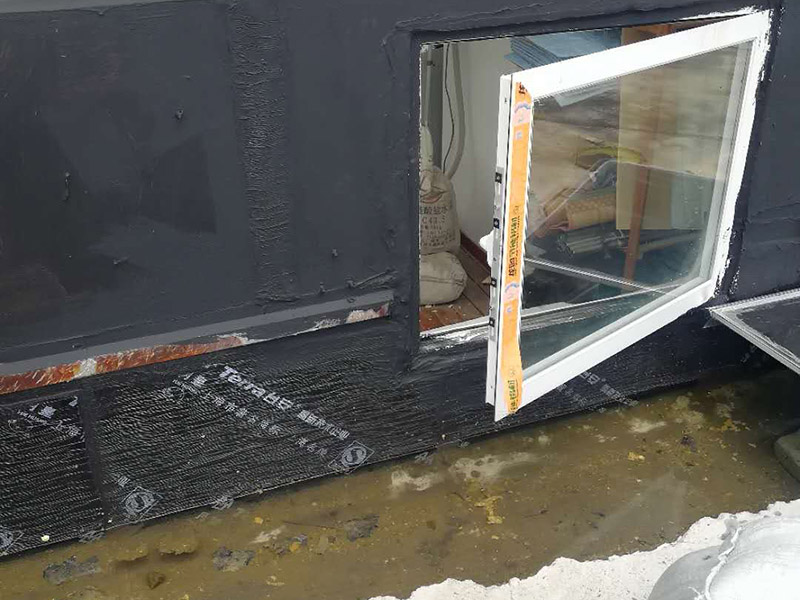 窗戶安裝墻面防水：在室內(nèi)的話，一般是不做防水處理的，因為，如果外面漏水的話，在里面在防水的效果不會太理想的。但從防潮的角度來看，室內(nèi)做防水處理還是有好處的，要打玻璃膠或在外面做防水，那么防水效果會更好。 1.清理窗框周邊，查找滲漏縫隙，分析滲漏原因。 2.對于墻體內(nèi)部存在空穴的部位，根據(jù)具體情況考慮化學灌漿或填充其它彈性防水材料。     3.清理縫隙表面，其表面不應有油污，浮塵等隔離物。  4.在窗框周邊縫隙內(nèi)嵌填彈性密封材料。   5.試水檢驗防水效果。