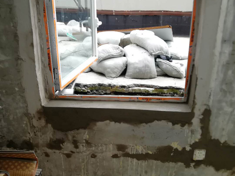 窗戶安裝墻面防水：在室內(nèi)的話，一般是不做防水處理的，因為，如果外面漏水的話，在里面在防水的效果不會太理想的。但從防潮的角度來看，室內(nèi)做防水處理還是有好處的，要打玻璃膠或在外面做防水，那么防水效果會更好。 1.清理窗框周邊，查找滲漏縫隙，分析滲漏原因。 2.對于墻體內(nèi)部存在空穴的部位，根據(jù)具體情況考慮化學灌漿或填充其它彈性防水材料。     3.清理縫隙表面，其表面不應有油污，浮塵等隔離物。  4.在窗框周邊縫隙內(nèi)嵌填彈性密封材料。   5.試水檢驗防水效果。