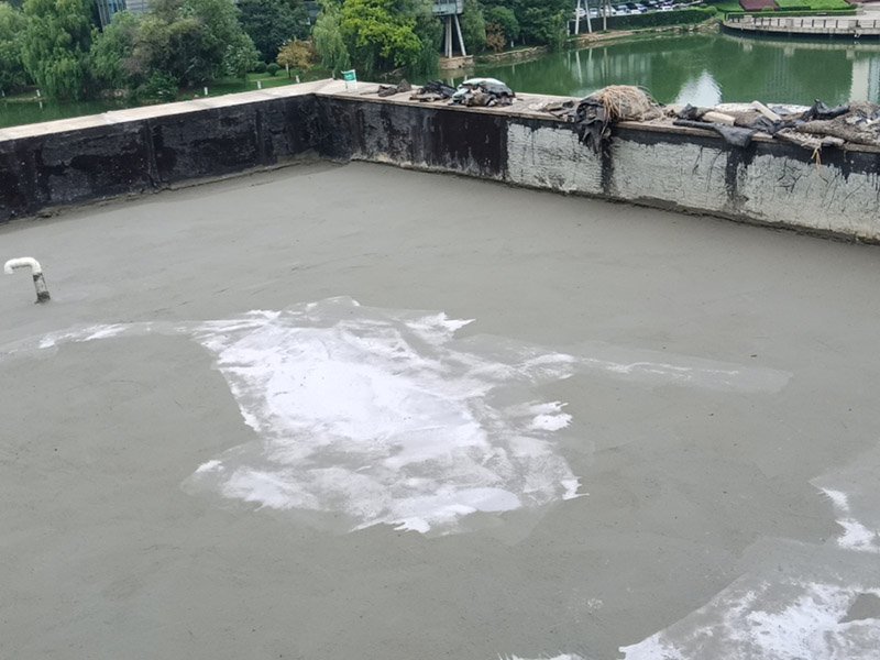 樓頂防水施工：樓頂防水施工之前，首先要確定樓頂是否能夠正常排水，如果可以才能進(jìn)行防水施工；若樓頂設(shè)有比較多的漏水點(diǎn)，可以先在樓頂鋪一層卷材防水材料，鋪完別忘了還要再鋪一層保護(hù)層;在樓頂出現(xiàn)裂縫的情況下，應(yīng)先用堵漏材料修補(bǔ)裂縫，然后在裂縫四周涂抹一層水泥基防水涂料，再用水泥砂漿做一個(gè)保護(hù)層。