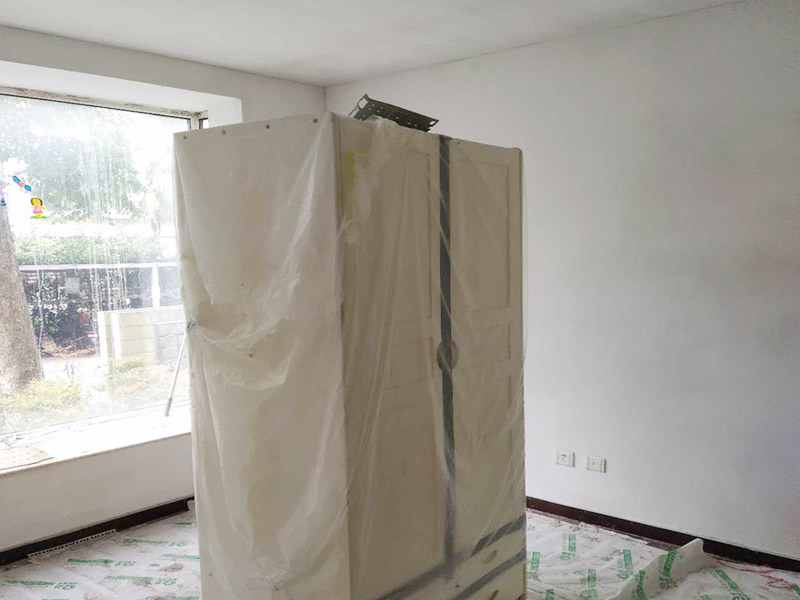 墻面鏟除翻新家具保護(hù)：舊墻的基本處理包括清理舊墻面原有的乳膠漆和膩?zhàn)訉拥溺P除、木裝修、其他表面裝飾物（如壁紙）的拆除，如果只是裝修了一兩年的墻面，墻面的膩?zhàn)涌梢圆挥苗P除，用鋼刷和砂紙打磨墻面后就可以重新涂刷乳膠漆，如果裝修時(shí)間較長(zhǎng)的就需要將膩?zhàn)訉隅P除后再進(jìn)行后續(xù)工序。切記舊墻面一定要進(jìn)行處理，不能直接涂刷，粉化嚴(yán)重的墻面要鏟除后，抹上一層白水泥，再進(jìn)行涂刷。 墻面涂刷底漆的作用是抗堿防潮、封固基材、保護(hù)面漆，提高面漆的質(zhì)感和遮蓋力。如果沒(méi)有刷底漆就直接上面漆的話，時(shí)間一長(zhǎng)墻面就容易起泡、發(fā)霉，經(jīng)陽(yáng)光長(zhǎng)時(shí)間照射也會(huì)發(fā)生墻面變色的情況。