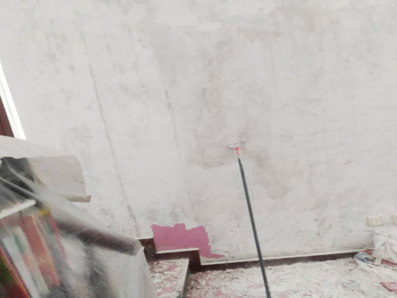 墻面鏟除翻新家具保護(hù)：舊墻的基本處理包括清理舊墻面原有的乳膠漆和膩?zhàn)訉拥溺P除、木裝修、其他表面裝飾物（如壁紙）的拆除，如果只是裝修了一兩年的墻面，墻面的膩?zhàn)涌梢圆挥苗P除，用鋼刷和砂紙打磨墻面后就可以重新涂刷乳膠漆，如果裝修時(shí)間較長(zhǎng)的就需要將膩?zhàn)訉隅P除后再進(jìn)行后續(xù)工序。切記舊墻面一定要進(jìn)行處理，不能直接涂刷，粉化嚴(yán)重的墻面要鏟除后，抹上一層白水泥，再進(jìn)行涂刷。 墻面涂刷底漆的作用是抗堿防潮、封固基材、保護(hù)面漆，提高面漆的質(zhì)感和遮蓋力。如果沒(méi)有刷底漆就直接上面漆的話，時(shí)間一長(zhǎng)墻面就容易起泡、發(fā)霉，經(jīng)陽(yáng)光長(zhǎng)時(shí)間照射也會(huì)發(fā)生墻面變色的情況。