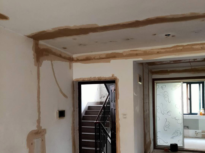 全屋墻面翻新方案：檢查舊房墻面基層問題，對癥下藥施工，如果墻面裝修5年甚至10年以上，墻面有開裂，滲水，起皮或者之前有貼過墻紙的舊房，就需要將原墻紙撕掉，將墻面鏟至毛坯層，做鏟墻施工，如近幾年裝修過的房子，則不需要做鏟墻施工，墻面基層無明顯破損，打磨膩子或者重新批刮膩子，做乳膠漆施工即可！ 將房中小件物品搬移到柜子，儲物柜等不需要施工的位置，如樓梯間，衛(wèi)生間等，利用專業(yè)的遮蔽保護膜貼在地面，包裝家具，避免施工期間對家中的物品造成損害和污染。 墻面完全鏟除后，需用打磨機打磨墻面起到找平的作用，然后做防水界面劑施工，防水施工的目的是防止天氣潮濕或者樓頂漏水，陽臺滲水導致墻面乳膠漆掉皮，界面劑的作用是為了增強水泥基層的粘接力。