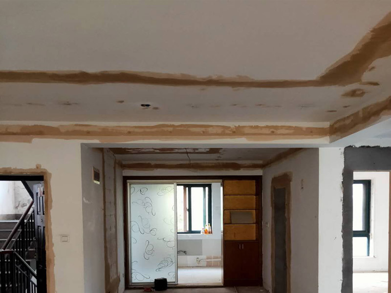 全屋墻面翻新方案：檢查舊房墻面基層問題，對癥下藥施工，如果墻面裝修5年甚至10年以上，墻面有開裂，滲水，起皮或者之前有貼過墻紙的舊房，就需要將原墻紙撕掉，將墻面鏟至毛坯層，做鏟墻施工，如近幾年裝修過的房子，則不需要做鏟墻施工，墻面基層無明顯破損，打磨膩子或者重新批刮膩子，做乳膠漆施工即可！ 將房中小件物品搬移到柜子，儲物柜等不需要施工的位置，如樓梯間，衛(wèi)生間等，利用專業(yè)的遮蔽保護膜貼在地面，包裝家具，避免施工期間對家中的物品造成損害和污染。 墻面完全鏟除后，需用打磨機打磨墻面起到找平的作用，然后做防水界面劑施工，防水施工的目的是防止天氣潮濕或者樓頂漏水，陽臺滲水導致墻面乳膠漆掉皮，界面劑的作用是為了增強水泥基層的粘接力。