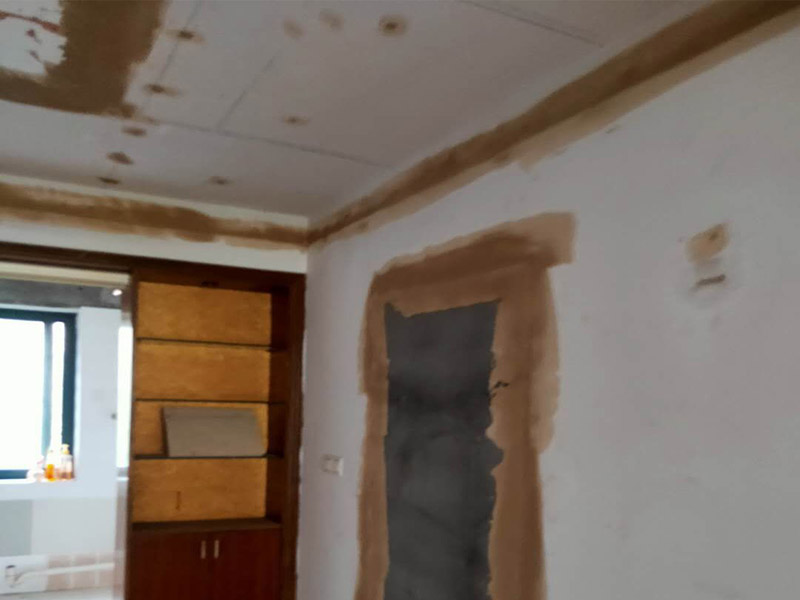 全屋墻面翻新方案：檢查舊房墻面基層問題，對癥下藥施工，如果墻面裝修5年甚至10年以上，墻面有開裂，滲水，起皮或者之前有貼過墻紙的舊房，就需要將原墻紙撕掉，將墻面鏟至毛坯層，做鏟墻施工，如近幾年裝修過的房子，則不需要做鏟墻施工，墻面基層無明顯破損，打磨膩子或者重新批刮膩子，做乳膠漆施工即可！ 將房中小件物品搬移到柜子，儲物柜等不需要施工的位置，如樓梯間，衛(wèi)生間等，利用專業(yè)的遮蔽保護膜貼在地面，包裝家具，避免施工期間對家中的物品造成損害和污染。 墻面完全鏟除后，需用打磨機打磨墻面起到找平的作用，然后做防水界面劑施工，防水施工的目的是防止天氣潮濕或者樓頂漏水，陽臺滲水導致墻面乳膠漆掉皮，界面劑的作用是為了增強水泥基層的粘接力。