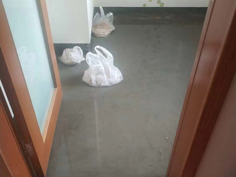 廁所地面閉水試驗(yàn)：防水施工完成，24小時(shí)后可做閉水試驗(yàn)；把地漏和管道口周邊進(jìn)行暫時(shí)封堵；在門口砌20CM高的擋墻；開始蓄水，深度5-20厘米，做好水位標(biāo)記；蓄水時(shí)間48～72小時(shí)；第一天閉水后，看水位線是否有明顯下降，如果有，請及時(shí)檢查樓下屋頂和管道周邊是否有滲漏，如果沒有，繼續(xù)閉水；第三天閉水完畢，全面檢查樓下天花板和屋頂管道周邊。完全合格后進(jìn)行下一道工序。