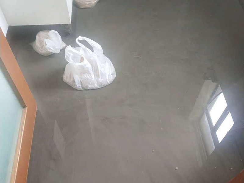 廁所地面閉水試驗(yàn)：防水施工完成，24小時(shí)后可做閉水試驗(yàn)；把地漏和管道口周邊進(jìn)行暫時(shí)封堵；在門口砌20CM高的擋墻；開始蓄水，深度5-20厘米，做好水位標(biāo)記；蓄水時(shí)間48～72小時(shí)；第一天閉水后，看水位線是否有明顯下降，如果有，請及時(shí)檢查樓下屋頂和管道周邊是否有滲漏，如果沒有，繼續(xù)閉水；第三天閉水完畢，全面檢查樓下天花板和屋頂管道周邊。完全合格后進(jìn)行下一道工序。