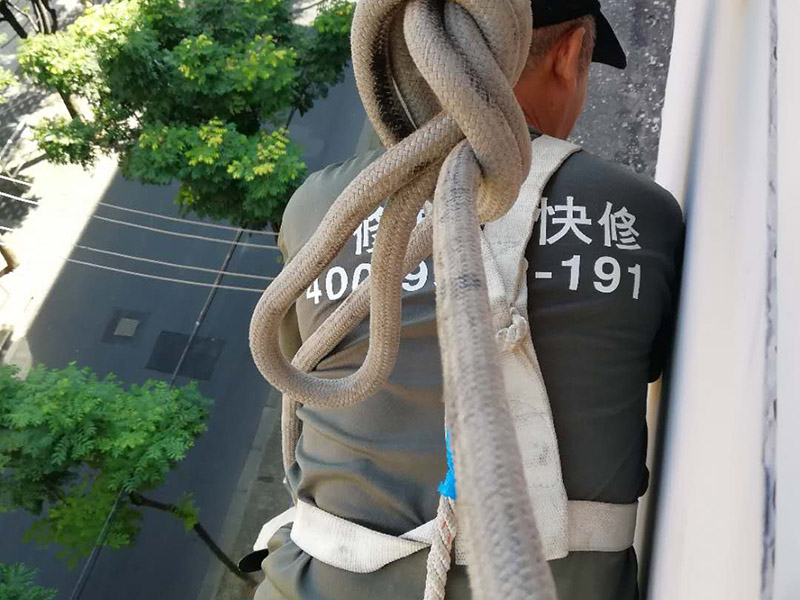 ?？趯I(yè)補(bǔ)漏公司好還是街邊游擊隊(duì)好