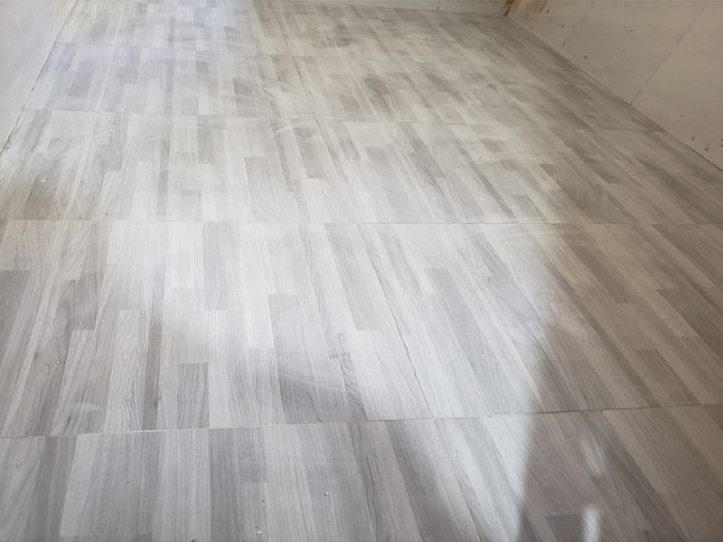 廚衛(wèi)地磚鋪貼：干鋪法是將沙子和水泥按照3：1的比例混合后兌少量的水，使水泥和沙子混合到可以用手攥成團(tuán)的黏稠度。將混合好的沙子水泥鋪在地面上，用一個平板把表面摸平。在瓷磚背面抹上黏稠度非常高的水泥，把瓷磚放到地面上，用橡皮錘敲實就完成了,主要用于地面瓷磚的鋪裝。