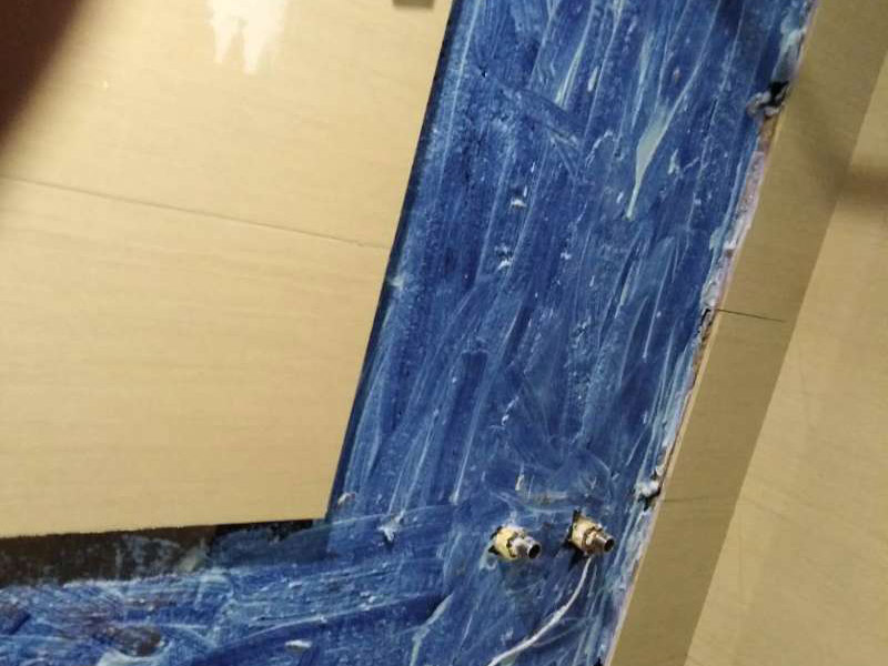 局部改造裝修：首先要對(duì)其進(jìn)行檢驗(yàn)，可用鐵棍對(duì)墻地面的每塊磚體進(jìn)行敲擊，若是會(huì)發(fā)出的聲響比較沉悶，則說(shuō)明貼得比較牢實(shí)，反之若是出現(xiàn)&ldquo;咚咚&rdquo;的清脆響聲，說(shuō)明墻地磚沒(méi)有鋪貼牢固，存在空鼓。若是空鼓程度比較嚴(yán)重，甚甚至出現(xiàn)晃動(dòng)和脫落的狀況，建議用相關(guān)器具將水泥砂漿層清理，然后重新涂抹水泥砂漿后鋪貼瓷磚，不過(guò)需注意的是，若瓷磚僅是局部脫落，千萬(wàn)不要用力敲打基礎(chǔ)面上的砂漿，以防震松周圍原本牢固的瓷磚。