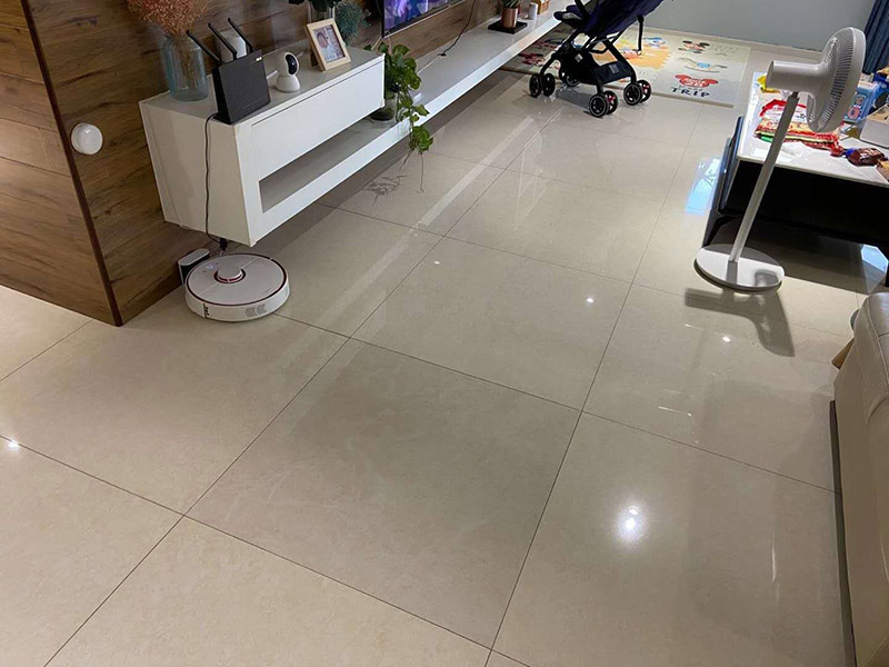 客廳瓷磚修補(bǔ):如果只是瓷磚脫落，砂漿留在墻、地面上沒有松動，解決辦法就是將瓷磚背面和側(cè)面殘留的砂漿刮干凈，然后在瓷磚背面涂上一層均勻的砂漿，并按回原位。如果砂漿和瓷磚一起掉落，處理辦法就是先在墻、地面基礎(chǔ)面上鑿些毛坑，然后在基礎(chǔ)面上一層砂漿，然后將瓷磚壓上去，直至瓷磚固定在上面。 瓷磚脫落一般都是因為鋪設(shè)時用普通水泥砂漿來粘合，水泥砂漿的粘結(jié)力比較低而且特別容易受環(huán)境因素影響，經(jīng)常會有瓷磚空鼓甚至脫落現(xiàn)象。如果出現(xiàn)這樣的現(xiàn)象最好換用粘結(jié)力強(qiáng)，具有防水性的瓷磚膠。