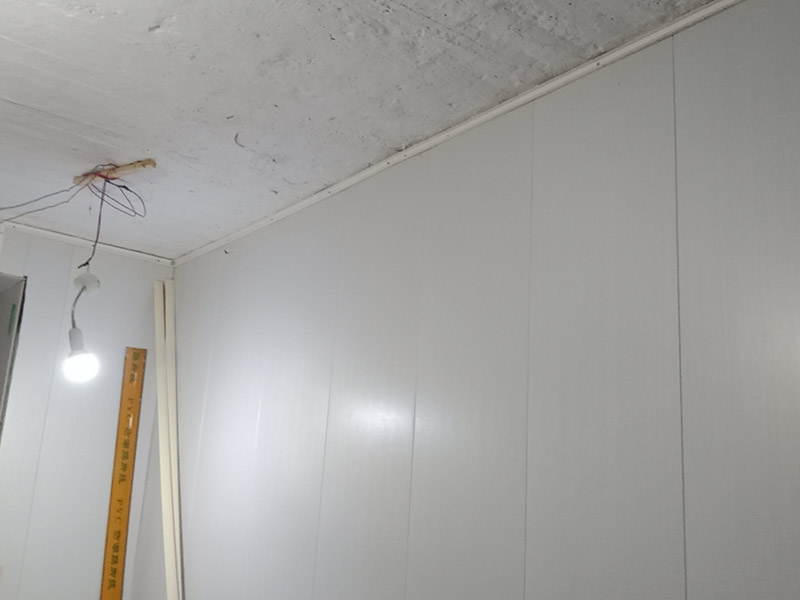 電路明線安裝:一般線路維修的時(shí)候首先肯定是尋找出問題的地方，這個(gè)過程跟明線暗線沒有太大的關(guān)系，就算是線壞了，電工也不會(huì)靠肉眼去找，都是要借助儀器的。暗線雖然被埋在墻里或地下，但是所有的電線都使用了穿線管，把舊線拉出來換上新線還是可以的，而且維修后表面也不會(huì)出現(xiàn)痕跡，只是過程比較麻煩。 而明線的布線方法首先需要看電線的走線位置，將前面擋住的物體移開，然后維修電線，整個(gè)過程相當(dāng)于重新安裝了一次電線，存在區(qū)別的是明線維修后會(huì)留下痕跡。