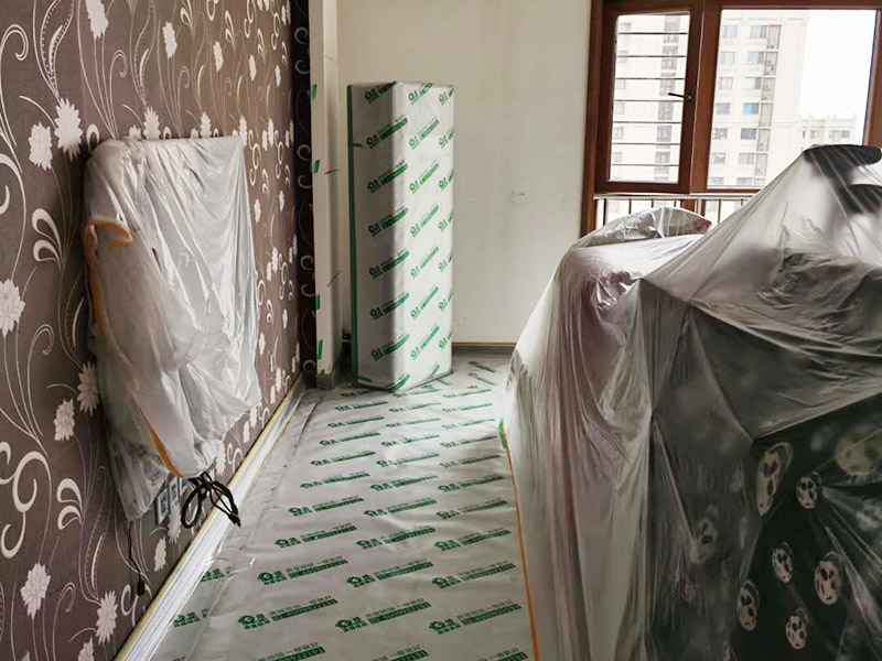 家具成品保護(hù)：各類裝修物料的進(jìn)場、建筑裝修的清理都必須經(jīng)過入戶門。在對物品進(jìn)行搬運(yùn)時，難免會與入戶門發(fā)生磕碰及摩擦。因此，在進(jìn)行成品保護(hù)時，我們首先要做好入戶門的保護(hù)。 　　建議，在裝修開工前知道家具家電進(jìn)場，都應(yīng)當(dāng)使用成品保護(hù)膜將入戶門進(jìn)行包裹。 進(jìn)行裝修施工時，磁環(huán)邊鋪邊勾縫，在崗鋪設(shè)的瓷磚、地板上堆放雜物、走動踩踏，地板沒有使用成品保護(hù)膜覆蓋等都會影響瓷磚及地板的鋪貼效果，使瓷磚出現(xiàn)施工質(zhì)量問題。