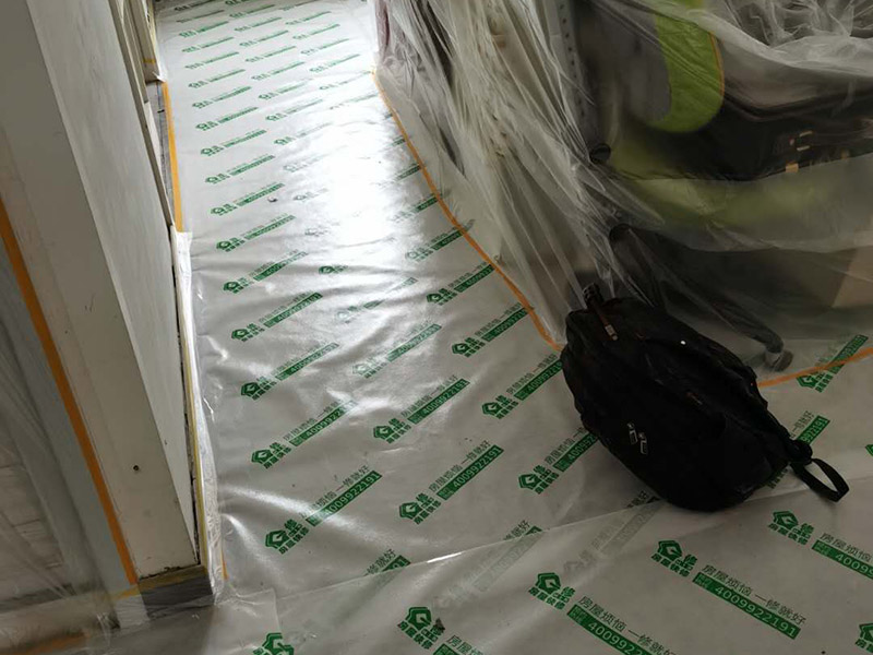 家具成品保護(hù)：各類裝修物料的進(jìn)場、建筑裝修的清理都必須經(jīng)過入戶門。在對物品進(jìn)行搬運(yùn)時，難免會與入戶門發(fā)生磕碰及摩擦。因此，在進(jìn)行成品保護(hù)時，我們首先要做好入戶門的保護(hù)。 　　建議，在裝修開工前知道家具家電進(jìn)場，都應(yīng)當(dāng)使用成品保護(hù)膜將入戶門進(jìn)行包裹。 進(jìn)行裝修施工時，磁環(huán)邊鋪邊勾縫，在崗鋪設(shè)的瓷磚、地板上堆放雜物、走動踩踏，地板沒有使用成品保護(hù)膜覆蓋等都會影響瓷磚及地板的鋪貼效果，使瓷磚出現(xiàn)施工質(zhì)量問題。