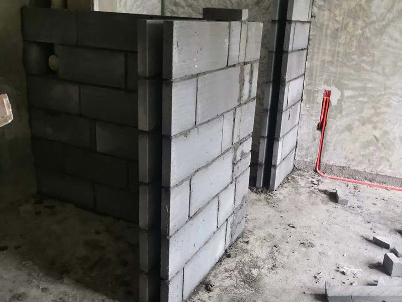 衛(wèi)生間砌墻磚隔斷：磚砌隔斷墻，是指用普通粘土磚，空心磚，加氣混凝土砌塊，玻璃磚等塊材砌筑而成的非承重墻，這也是 衛(wèi)生間隔墻中使用較多的，磚砌隔斷墻成本較低，很多朋友都能夠接受， 而且磚砌隔斷墻效果，看上去很有空間感，衛(wèi)生間隔斷墻使用這種材料也是不錯的。