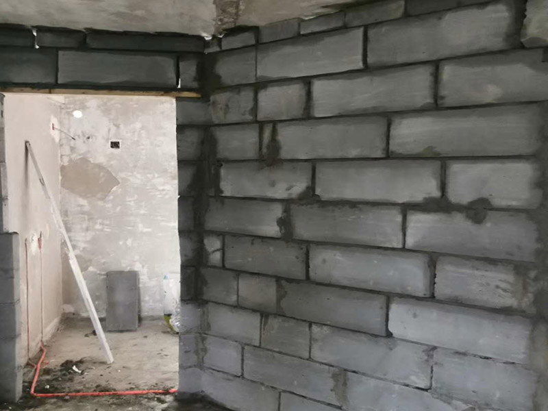 衛(wèi)生間砌墻磚隔斷：磚砌隔斷墻，是指用普通粘土磚，空心磚，加氣混凝土砌塊，玻璃磚等塊材砌筑而成的非承重墻，這也是 衛(wèi)生間隔墻中使用較多的，磚砌隔斷墻成本較低，很多朋友都能夠接受， 而且磚砌隔斷墻效果，看上去很有空間感，衛(wèi)生間隔斷墻使用這種材料也是不錯的。