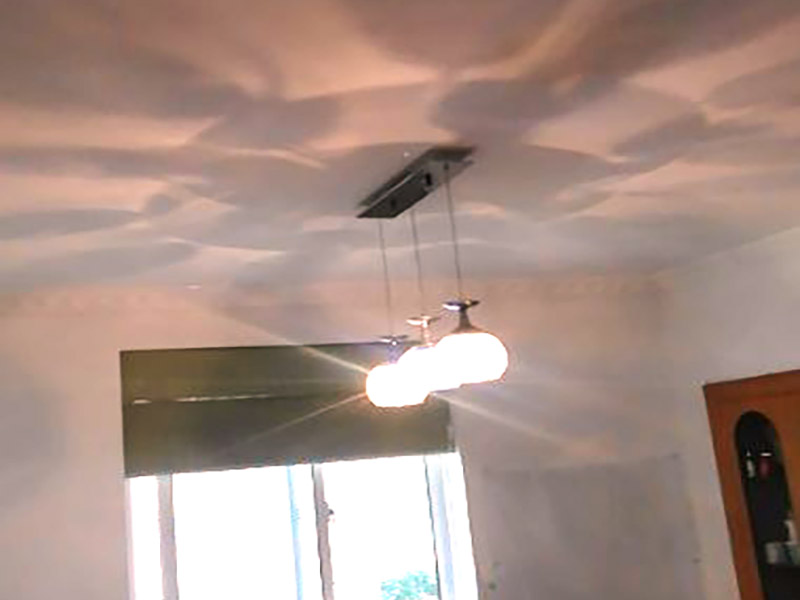 餐廳吊燈安裝：與吸頂燈類似，吊燈固定首先也要畫出鉆孔點，使用沖擊鉆打孔，再將膨脹螺絲打進孔。值得注意的，由于吊燈的負重一般大于吸頂燈，要先使用金屬掛板或吊鉤固定頂棚，再連接吊燈底座，這樣能使吊燈的安裝更牢固。