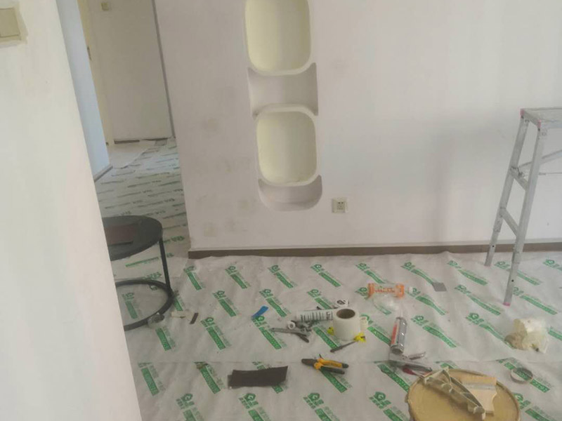 全屋成品保護(hù)方案：入戶門扇用公司統(tǒng)一的門貼進(jìn)行全面包裹保護(hù)，用透明膠帶將保護(hù)膜粘貼牢固平整。用標(biāo)準(zhǔn)保護(hù)膜將門框三面保護(hù)完整并固定牢固。工程完工后拆除保護(hù)膜時如果有粘貼時的膠痕，應(yīng)用酒精或?qū)Ｓ玫那逦蹌┣宄z痕。 水電施工前，除必須用的開關(guān)和每個房間留一個施工用電插座，將其它開關(guān)面板、插座全部拆除后保管好。對已拆除的開關(guān)面板、插座線盒用藍(lán)色保護(hù)蓋進(jìn)行保護(hù)。墻面批刮墻襯時，將藍(lán)色保護(hù)蓋拆除，批刮完后將保護(hù)蓋安裝好。墻面鋪貼瓷磚時，將藍(lán)色保護(hù)蓋拆除，待貼完瓷磚后將保護(hù)蓋安裝好。