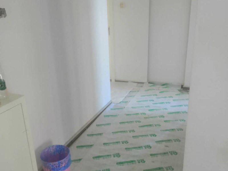 全屋成品保護(hù)方案：入戶門扇用公司統(tǒng)一的門貼進(jìn)行全面包裹保護(hù)，用透明膠帶將保護(hù)膜粘貼牢固平整。用標(biāo)準(zhǔn)保護(hù)膜將門框三面保護(hù)完整并固定牢固。工程完工后拆除保護(hù)膜時如果有粘貼時的膠痕，應(yīng)用酒精或?qū)Ｓ玫那逦蹌┣宄z痕。 水電施工前，除必須用的開關(guān)和每個房間留一個施工用電插座，將其它開關(guān)面板、插座全部拆除后保管好。對已拆除的開關(guān)面板、插座線盒用藍(lán)色保護(hù)蓋進(jìn)行保護(hù)。墻面批刮墻襯時，將藍(lán)色保護(hù)蓋拆除，批刮完后將保護(hù)蓋安裝好。墻面鋪貼瓷磚時，將藍(lán)色保護(hù)蓋拆除，待貼完瓷磚后將保護(hù)蓋安裝好。