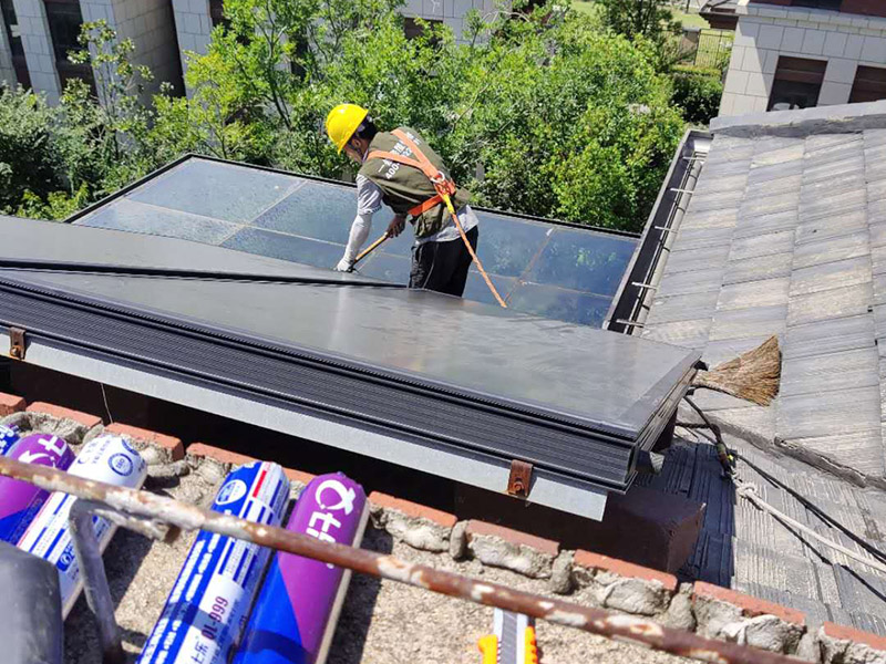 屋頂排水溝維修：檢查排水溝的接縫有沒有漏洞?？梢杂门c排水溝材質(zhì)相同的金屬片來修補小洞。大多數(shù)排水溝用的是鋁或銅。使用不同的金屬來修補排水溝將會出現(xiàn)腐蝕現(xiàn)象。在損壞的區(qū)域涂上厚厚的一層屋頂粘合劑，然后將補片按壓在合適的位置，并按排水溝的形狀彎曲補片。將更多的屋頂粘合劑涂抹在補片邊緣以起到隔水作用。