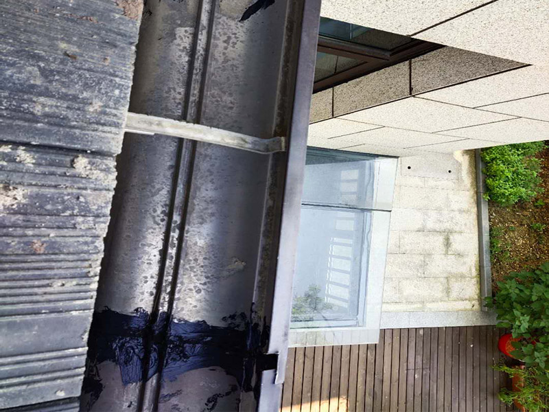 雨水溝局部防水：屋頂防水層無論采用哪種形式和du材料，均構成整個屋頂的防水排水系統(tǒng)，一切所需要的管道、煙道、排水孔、預埋鐵件及支柱等出屋頂的設施。 均應在做屋頂防水層時妥善處理好其節(jié)點構造，特別要注意與土壤的連接部分和排水溝水流終止的部分。整體剛性防水層往往因這些細小的構造節(jié)點處理不當，而造成整個屋頂防水的失敗。 第一層做柔性防水，第二層做砂漿防水，作為bai一層保護層。 屋頂防水不能使用單一的防水材料，必須剛柔結合施工，柔性防水拉伸度好，稍微有點沉降或者變形都不會破壞防水層。