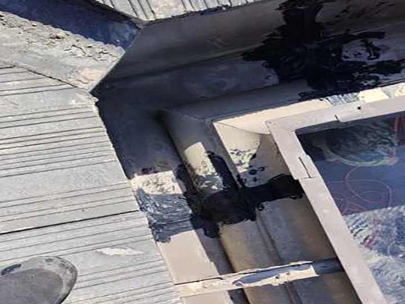 雨水溝局部防水：屋頂防水層無論采用哪種形式和du材料，均構成整個屋頂的防水排水系統(tǒng)，一切所需要的管道、煙道、排水孔、預埋鐵件及支柱等出屋頂的設施。 均應在做屋頂防水層時妥善處理好其節(jié)點構造，特別要注意與土壤的連接部分和排水溝水流終止的部分。整體剛性防水層往往因這些細小的構造節(jié)點處理不當，而造成整個屋頂防水的失敗。 第一層做柔性防水，第二層做砂漿防水，作為bai一層保護層。 屋頂防水不能使用單一的防水材料，必須剛柔結合施工，柔性防水拉伸度好，稍微有點沉降或者變形都不會破壞防水層。