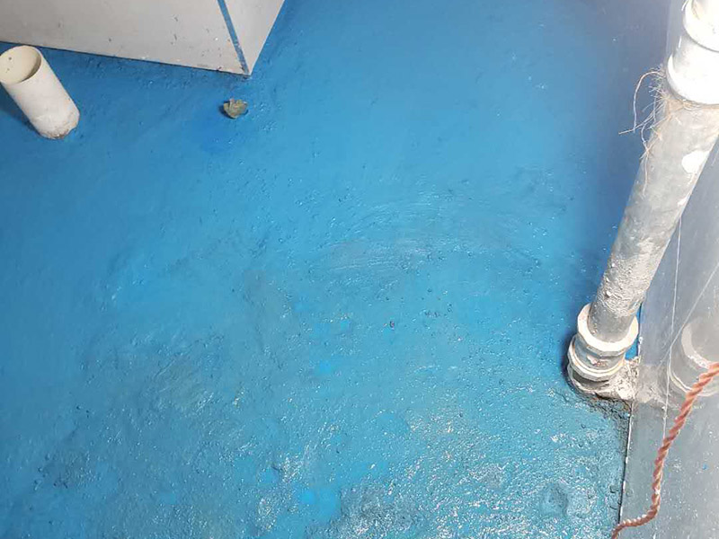 衛(wèi)生間地面防水:1、基層清理干凈，原墻地面表面要堅實，不應有起沙、掉灰或空鼓。 2、對上下水管根部清理并進行堵漏處理。 3、用10-15㎜寬美紋紙根據(jù)墻面設計施工高度粘貼輪廓線。 4、第一遍乳液涂刷施工，順序從上至下，從里到外，不得漏刷。 5、干燥24小時后，涂刷第二遍乳液，使兩遍乳液形成完整的防水層。 6、干燥24小時后，做24小時閉水試驗，放水高度不低于30㎜，24小時內(nèi)無滲漏為合格。 7、表面水泥灰漿拉毛后，可以直接貼磚施工。