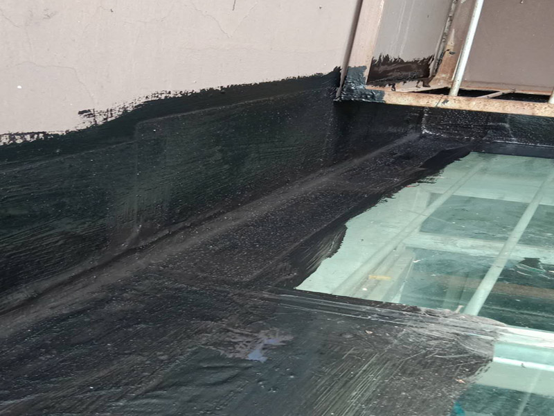 陽(yáng)光房墻角防水：墻壁上的粉刷層在陽(yáng)光的暴曬下，涂料逐漸脫落、松動(dòng)，之前打在墻面及玻璃連接處的膠縫就慢慢起皮、脫落，最后產(chǎn)生了裂縫造成漏水現(xiàn)象。陽(yáng)光房用膠對(duì)防水起著非常重要的作用，陽(yáng)光房框架頂部覆蓋物之間接縫處，立面門(mén)窗和框架相接處依靠的就是結(jié)構(gòu)膠、耐候膠和硅膠防水處理，質(zhì)量差的膠防水效果很差，禁不住陽(yáng)光或雨水的浸泡和日曬，時(shí)間一長(zhǎng)容易出現(xiàn)老化導(dǎo)致陽(yáng)光房漏水。 陽(yáng)光房框架完工后，如有與墻體連接的地方，一定要把原墻體上的涂料鏟除掉，膠與墻體才能牢固連接。最好在打膠后，在覆蓋物上方的墻體上開(kāi)槽，裝上擋雨板，確保雙層防水不滲漏。